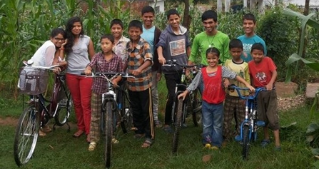 Alla-barnen-(utom-Suravi)-med-cyklar.jpg